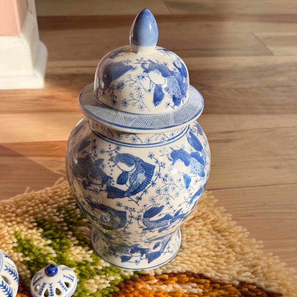 Blue and White Porcelain Ginger Jar Set with Cat Figurines - Picture 2 of 5